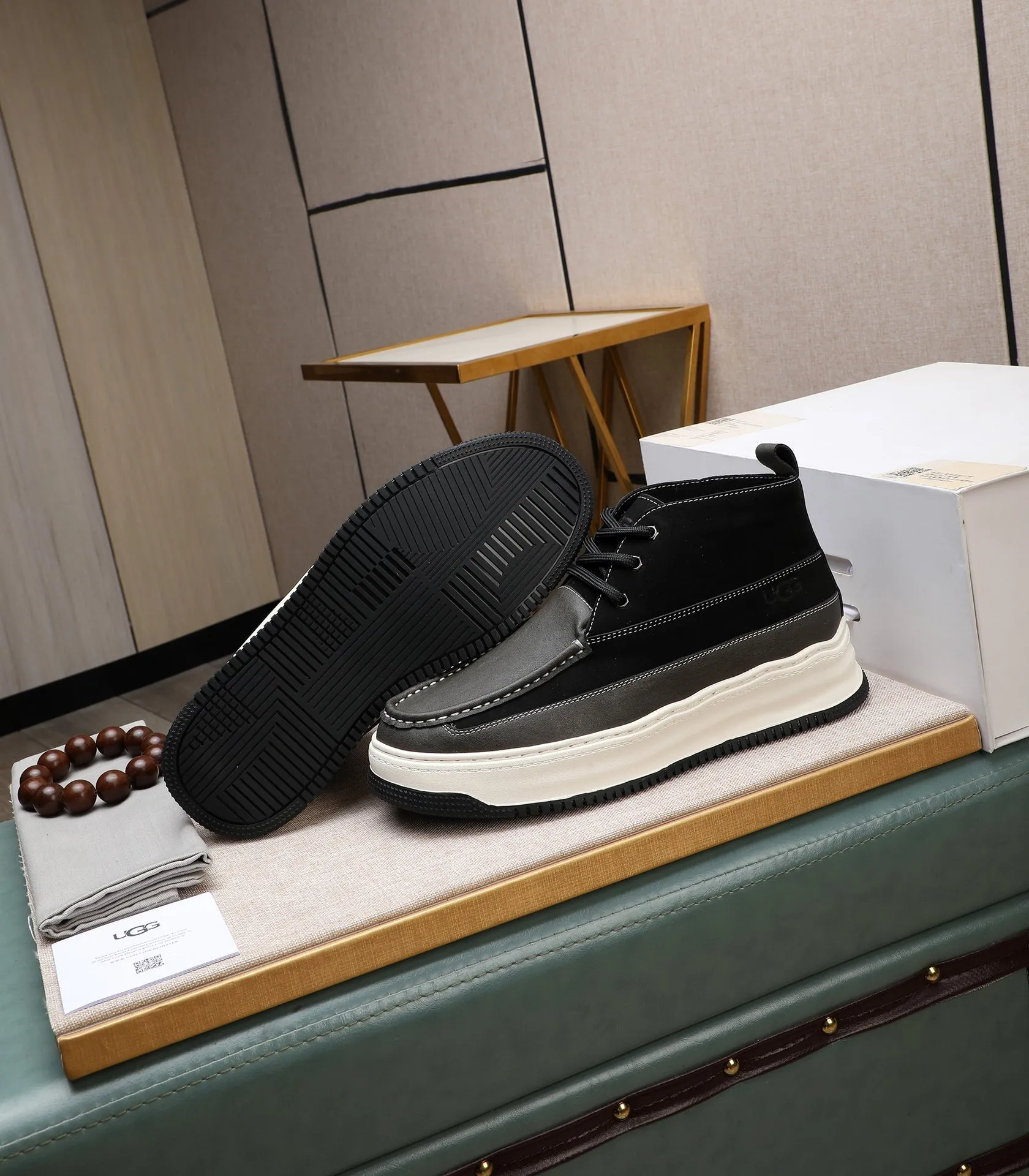 Men's shoes 💰700 [High-end UGG] (full wool lining) The top-end high-quality fur-in-one warm snow boots are from the Australian warm luxury brand men's shoes, UGG-5877 official website is synchronized, made of imported cowhide, carefully sewn. Imported rubber foam outsole (comfortable, soft, wear-resistant) The quality is really great... Exquisite workmanship, you can't put it down at first sight, code number: 39-44 (45 custom-made)
